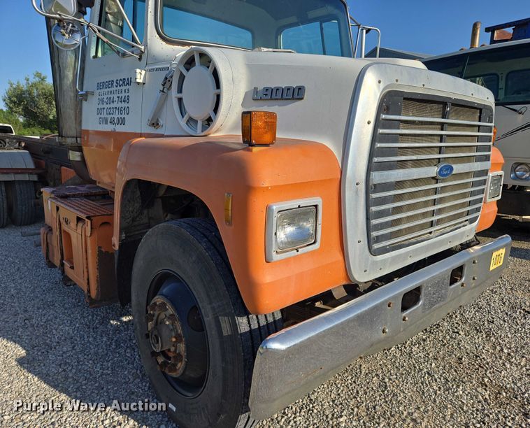 image for item EN8166 1989 Ford L9000 roll-off container truck