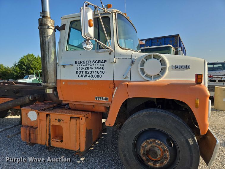 image for item EN8166 1989 Ford L9000 roll-off container truck