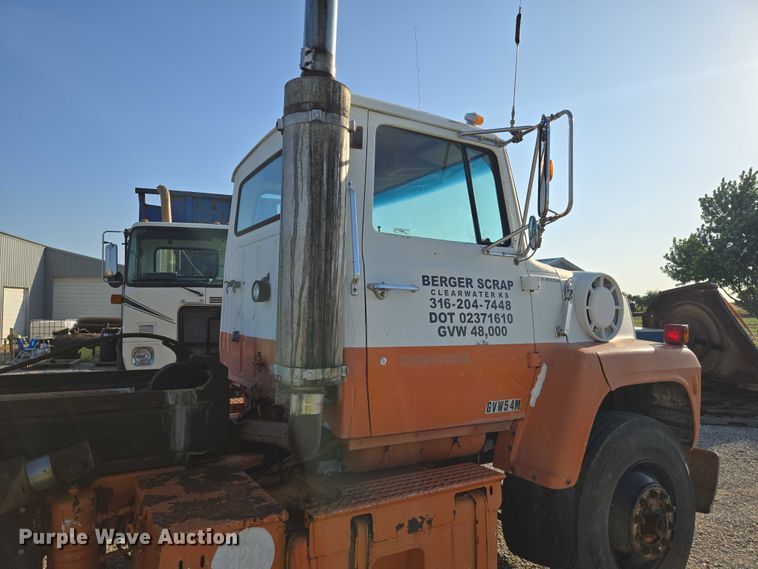 image for item EN8166 1989 Ford L9000 roll-off container truck