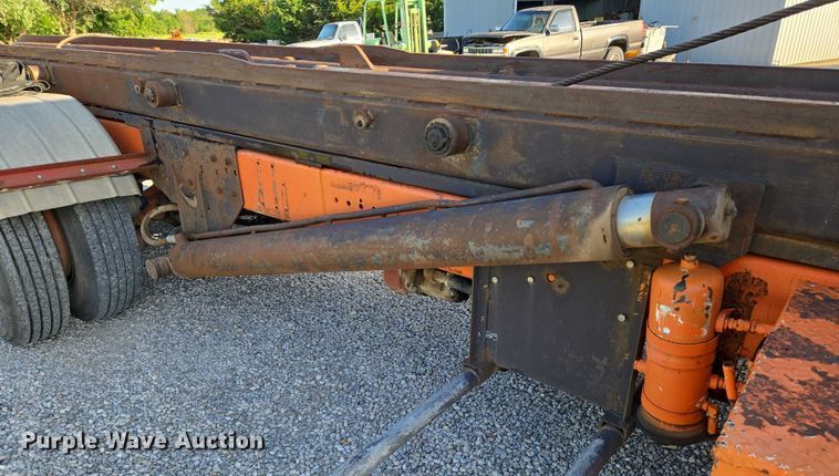 image for item EN8166 1989 Ford L9000 roll-off container truck