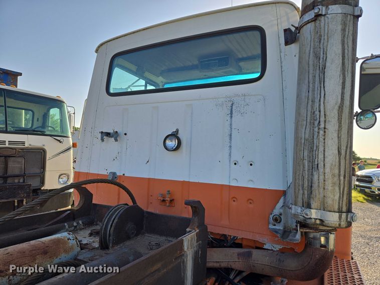 image for item EN8166 1989 Ford L9000 roll-off container truck