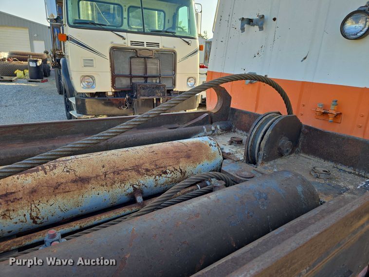 image for item EN8166 1989 Ford L9000 roll-off container truck