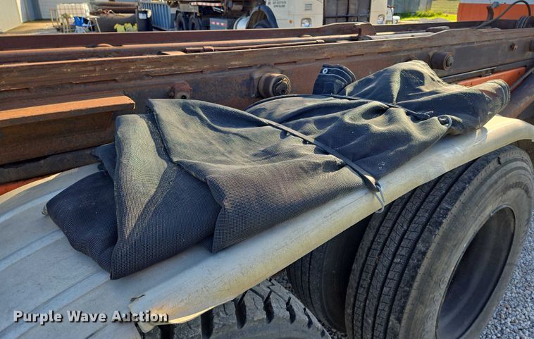 image for item EN8166 1989 Ford L9000 roll-off container truck