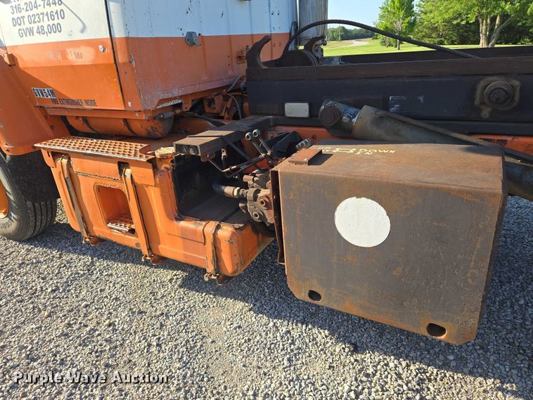 image for item EN8166 1989 Ford L9000 roll-off container truck