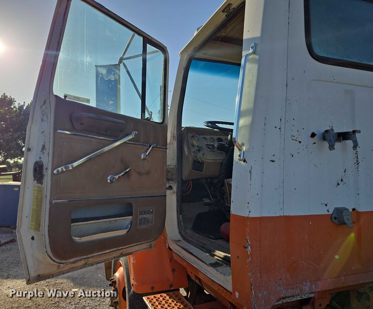 image for item EN8166 1989 Ford L9000 roll-off container truck