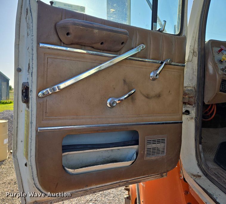 image for item EN8166 1989 Ford L9000 roll-off container truck