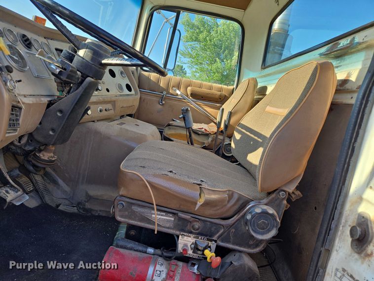 image for item EN8166 1989 Ford L9000 roll-off container truck