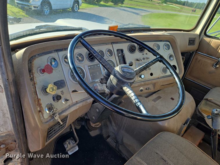 image for item EN8166 1989 Ford L9000 roll-off container truck