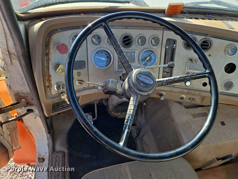 image for item EN8166 1989 Ford L9000 roll-off container truck