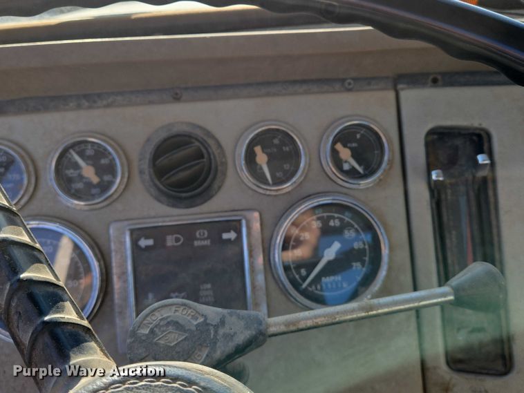 image for item EN8166 1989 Ford L9000 roll-off container truck