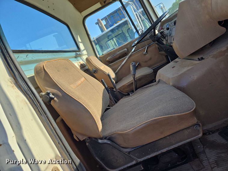 image for item EN8166 1989 Ford L9000 roll-off container truck