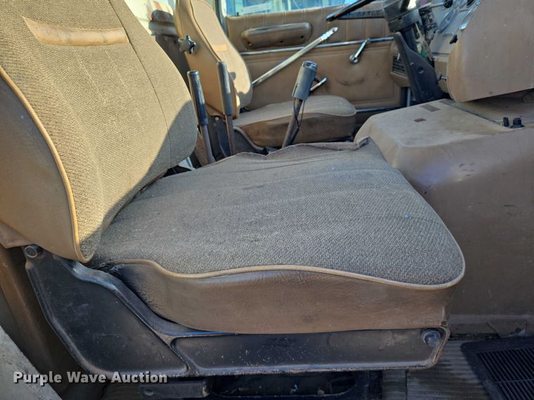 image for item EN8166 1989 Ford L9000 roll-off container truck