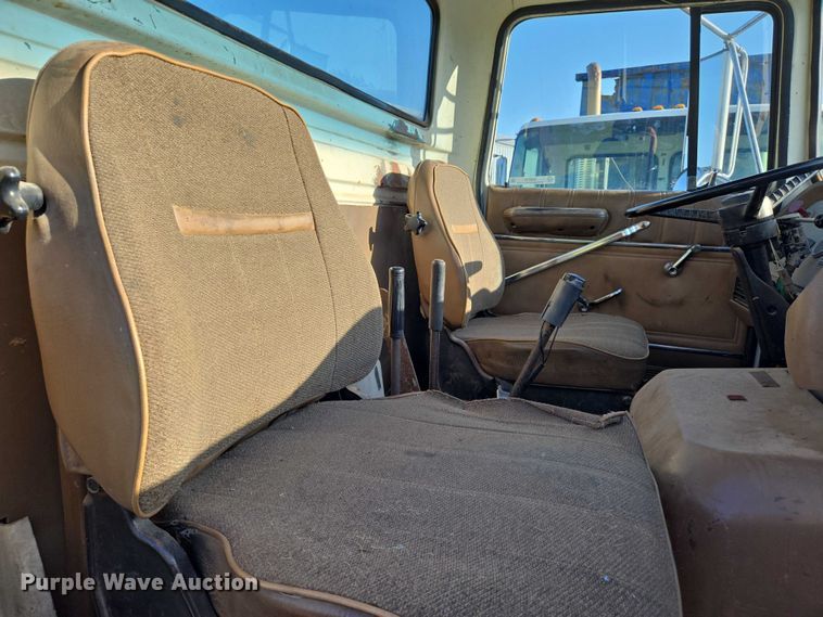 image for item EN8166 1989 Ford L9000 roll-off container truck