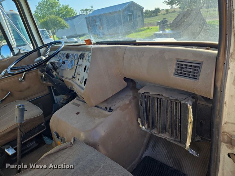 image for item EN8166 1989 Ford L9000 roll-off container truck