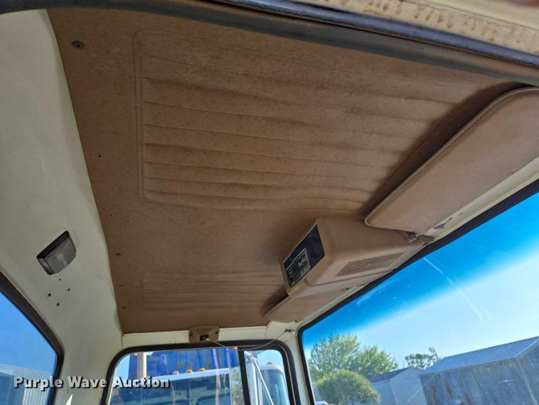 image for item EN8166 1989 Ford L9000 roll-off container truck