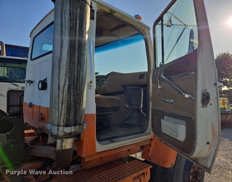 image for item EN8166 1989 Ford L9000 roll-off container truck