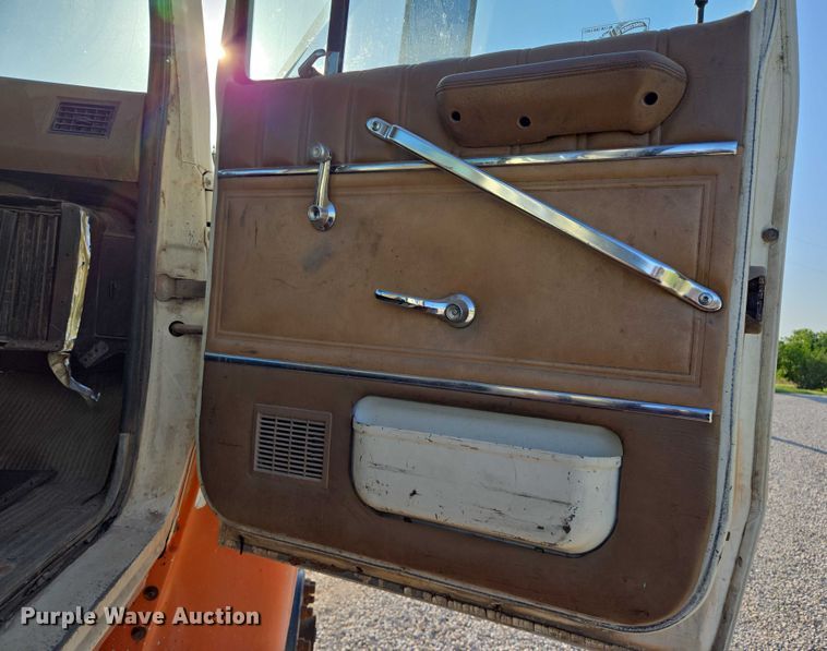 image for item EN8166 1989 Ford L9000 roll-off container truck