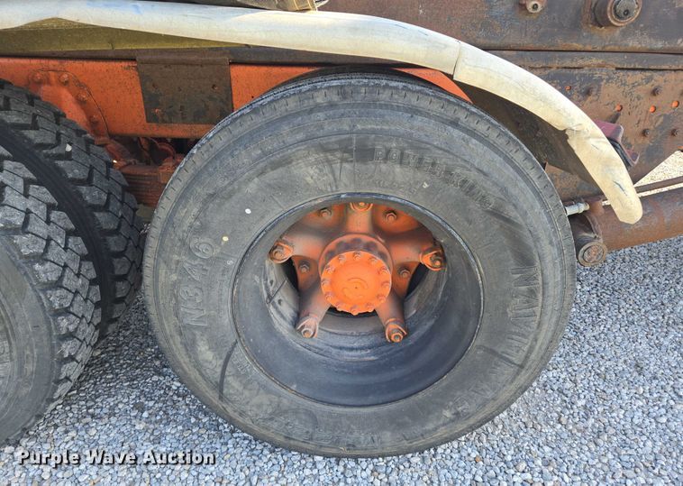 image for item EN8166 1989 Ford L9000 roll-off container truck