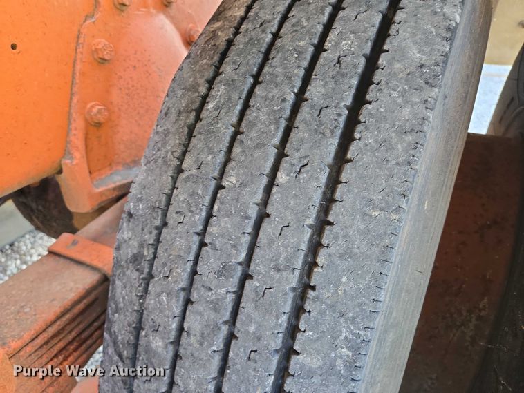 image for item EN8166 1989 Ford L9000 roll-off container truck