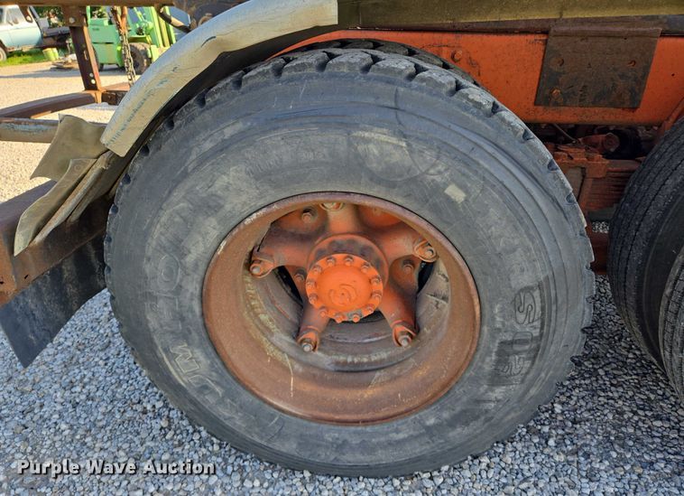 image for item EN8166 1989 Ford L9000 roll-off container truck