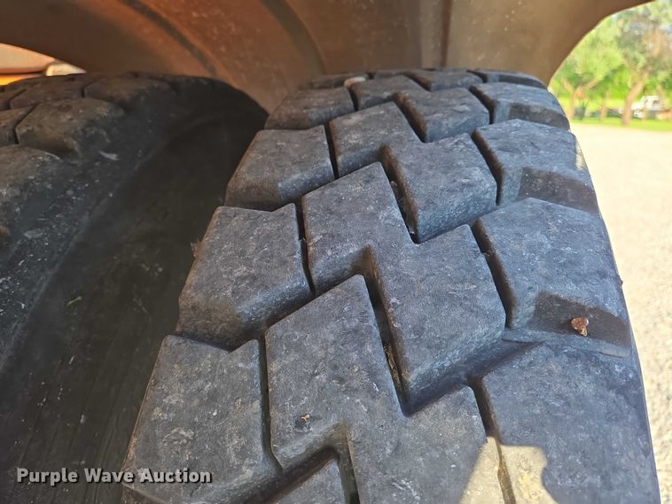 image for item EN8166 1989 Ford L9000 roll-off container truck