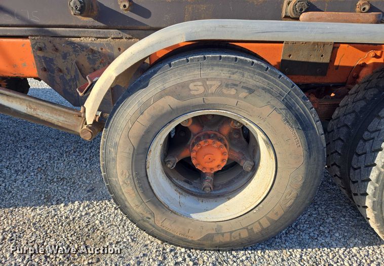 image for item EN8166 1989 Ford L9000 roll-off container truck