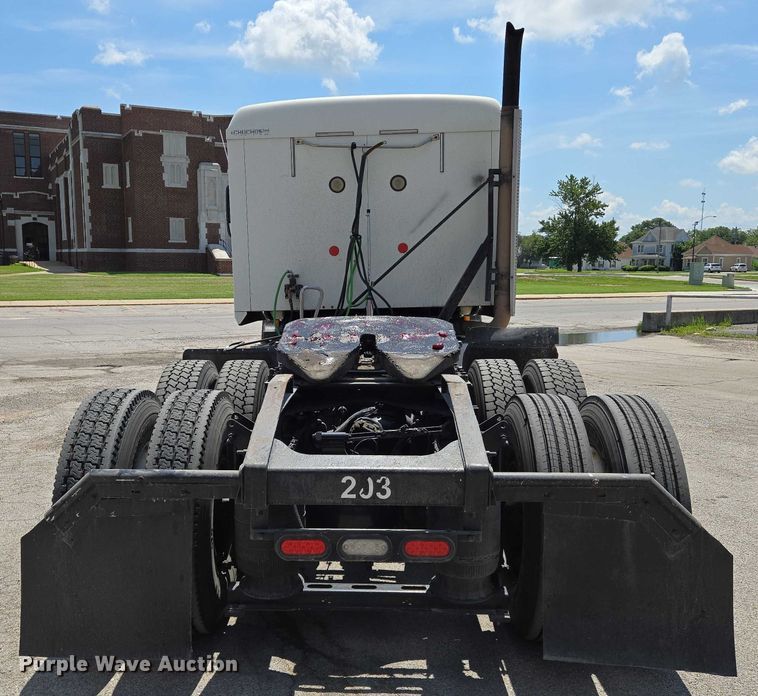 image for item EN8257 2009 Mack CXU613 semi truck