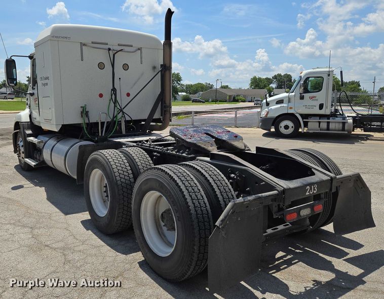 image for item EN8257 2009 Mack CXU613 semi truck