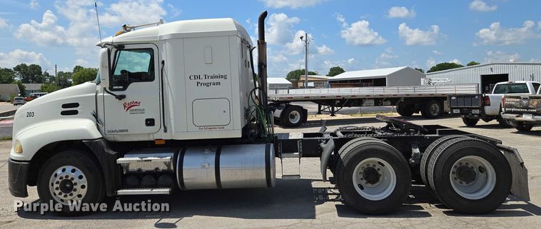 image for item EN8257 2009 Mack CXU613 semi truck