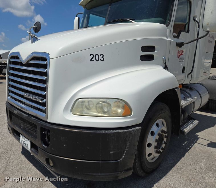 image for item EN8257 2009 Mack CXU613 semi truck
