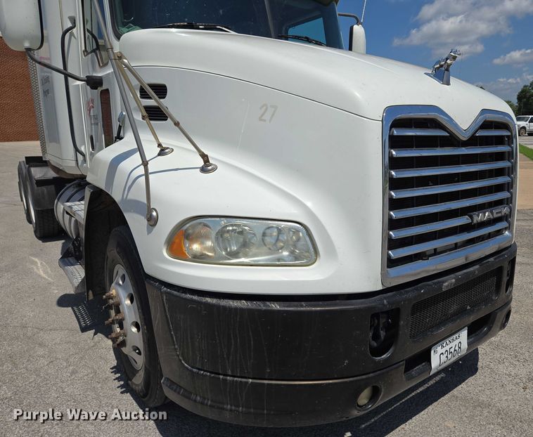 image for item EN8257 2009 Mack CXU613 semi truck