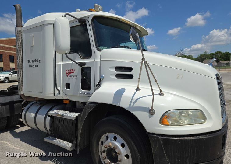 image for item EN8257 2009 Mack CXU613 semi truck