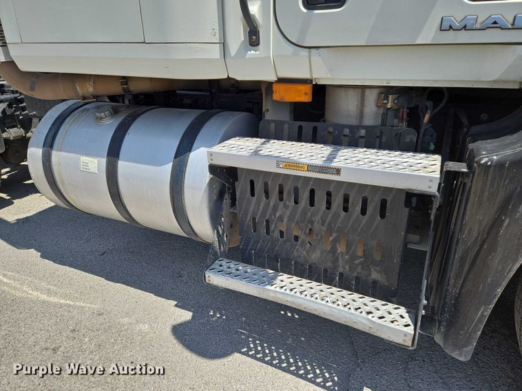 image for item EN8257 2009 Mack CXU613 semi truck