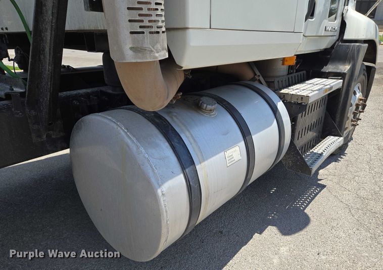 image for item EN8257 2009 Mack CXU613 semi truck