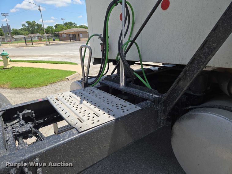 image for item EN8257 2009 Mack CXU613 semi truck