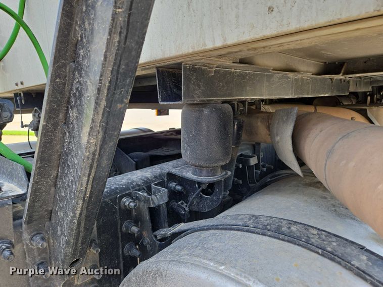 image for item EN8257 2009 Mack CXU613 semi truck