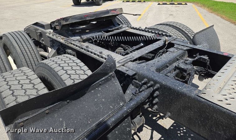 image for item EN8257 2009 Mack CXU613 semi truck