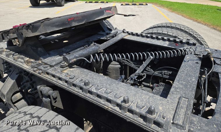 image for item EN8257 2009 Mack CXU613 semi truck