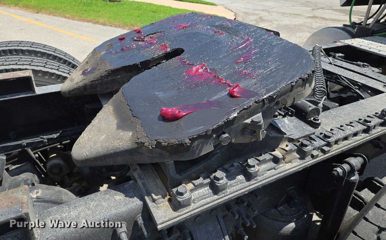 image for item EN8257 2009 Mack CXU613 semi truck