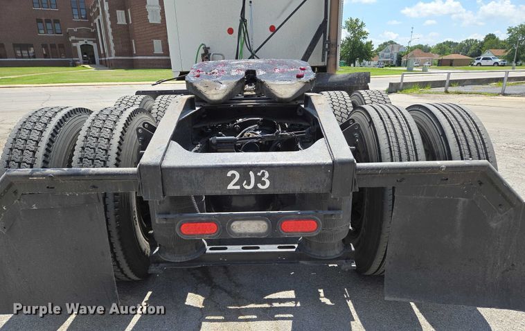 image for item EN8257 2009 Mack CXU613 semi truck