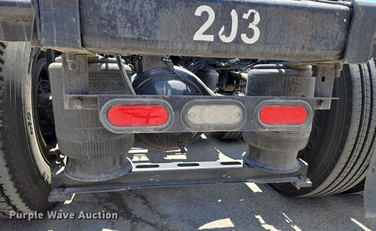 image for item EN8257 2009 Mack CXU613 semi truck