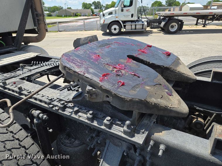 image for item EN8257 2009 Mack CXU613 semi truck