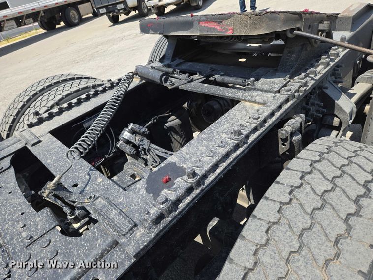 image for item EN8257 2009 Mack CXU613 semi truck