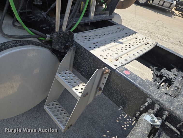 image for item EN8257 2009 Mack CXU613 semi truck