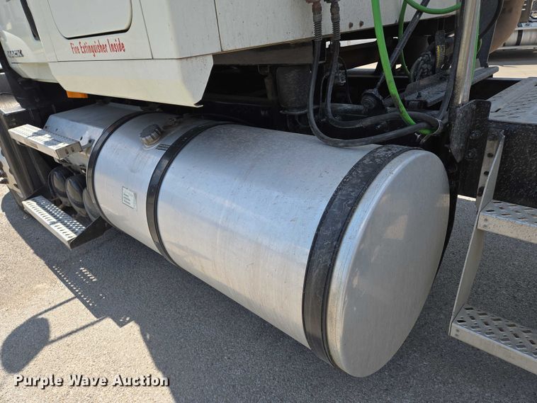 image for item EN8257 2009 Mack CXU613 semi truck