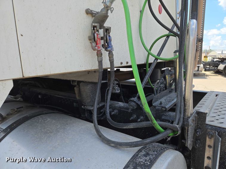 image for item EN8257 2009 Mack CXU613 semi truck