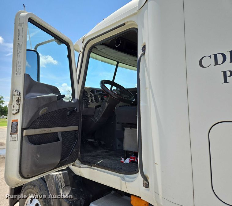 image for item EN8257 2009 Mack CXU613 semi truck