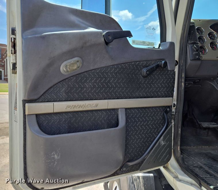 image for item EN8257 2009 Mack CXU613 semi truck