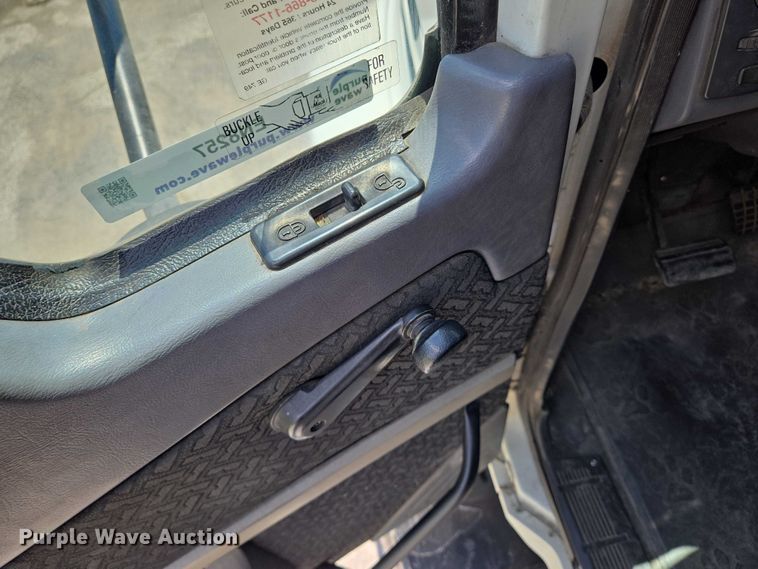 image for item EN8257 2009 Mack CXU613 semi truck