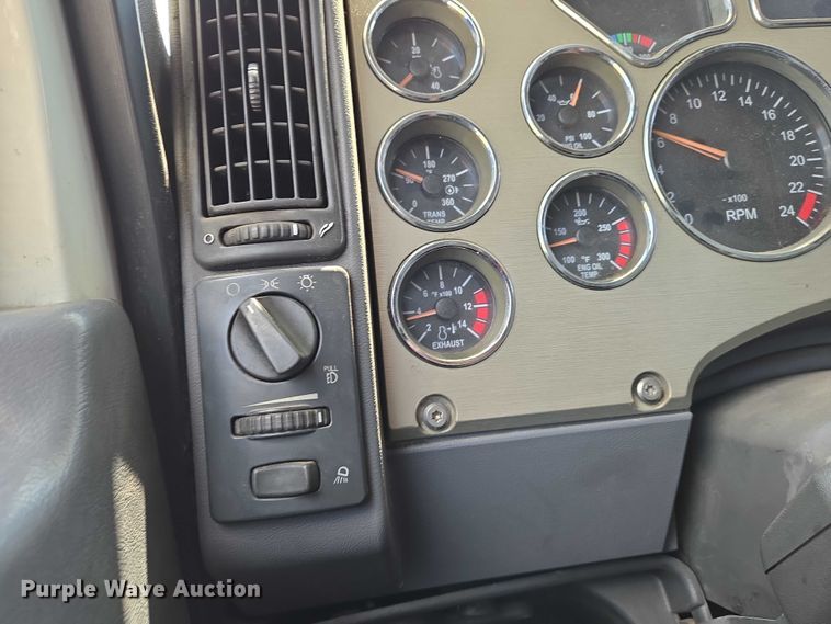 image for item EN8257 2009 Mack CXU613 semi truck